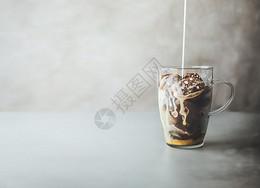 杯乡村桌子混凝土墙壁背景冰咖啡制作夏季清爽饮料冷饮人高清图片素材